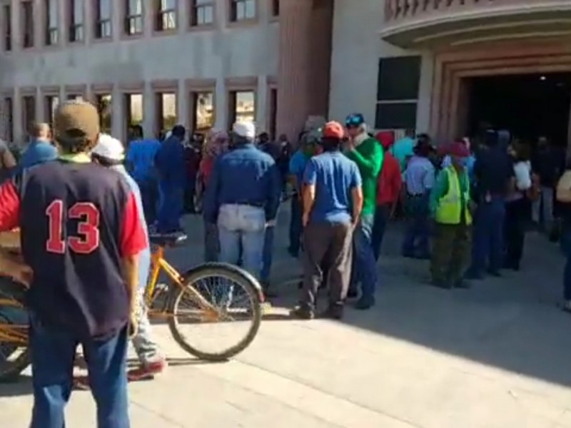 Decenas de trabajadores sindicalizados se manifestaron afuera del Ayuntamiento