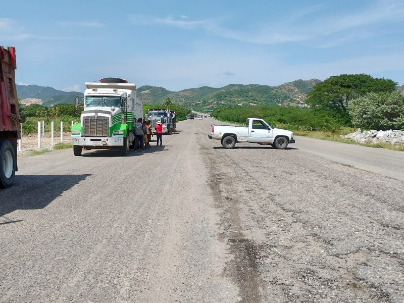 Declaran postura por bloqueos de transportistas en Salinas del Marqués