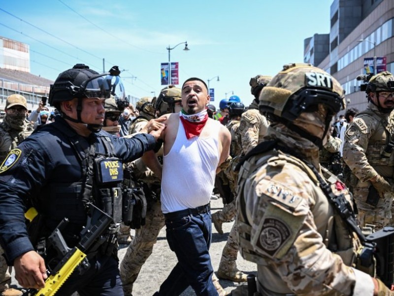 Declaran toque de queda en Los Ángeles por protestas contra redadas