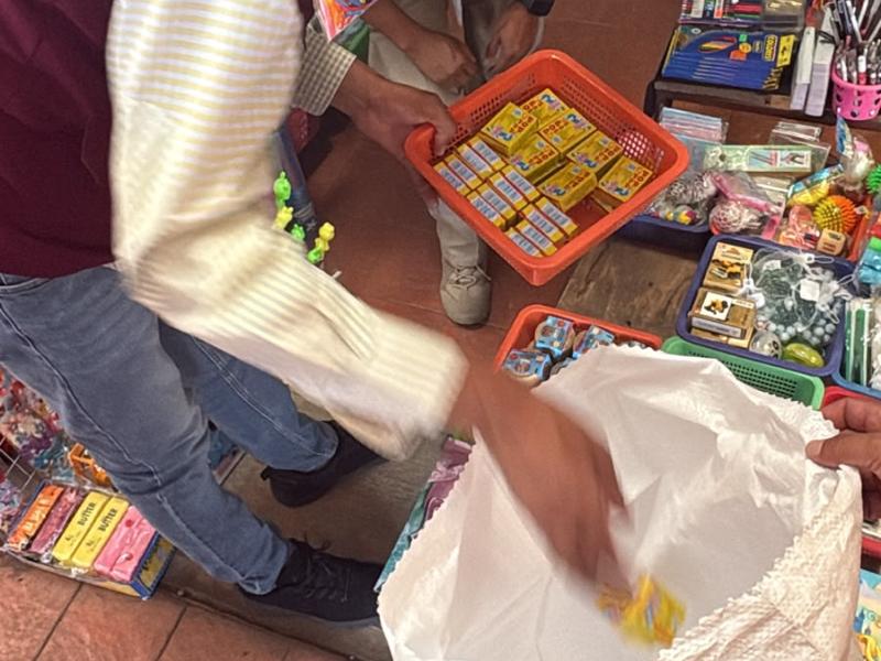 Decomisan 4 kilos de pirotecnia a vendedor ambulantes en mercados