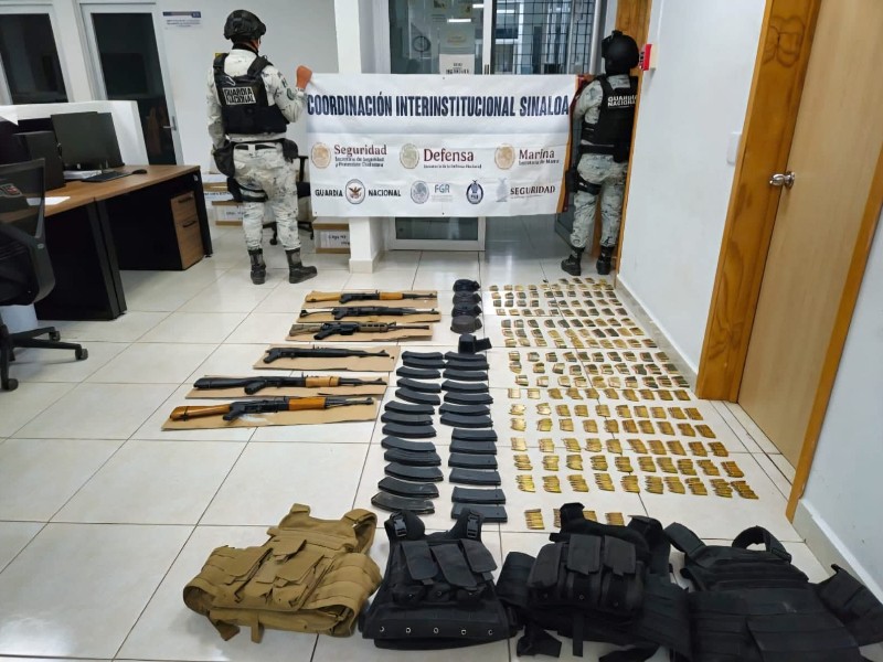 Decomisan armas largas, cartuchos y vehículos robados en Culiacán