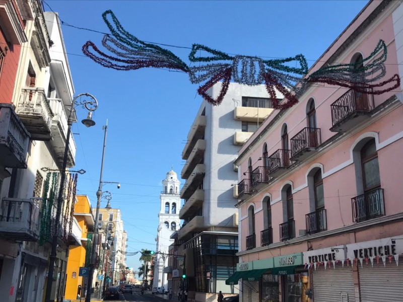 Decoran centro de Veracruz con motivos patrios