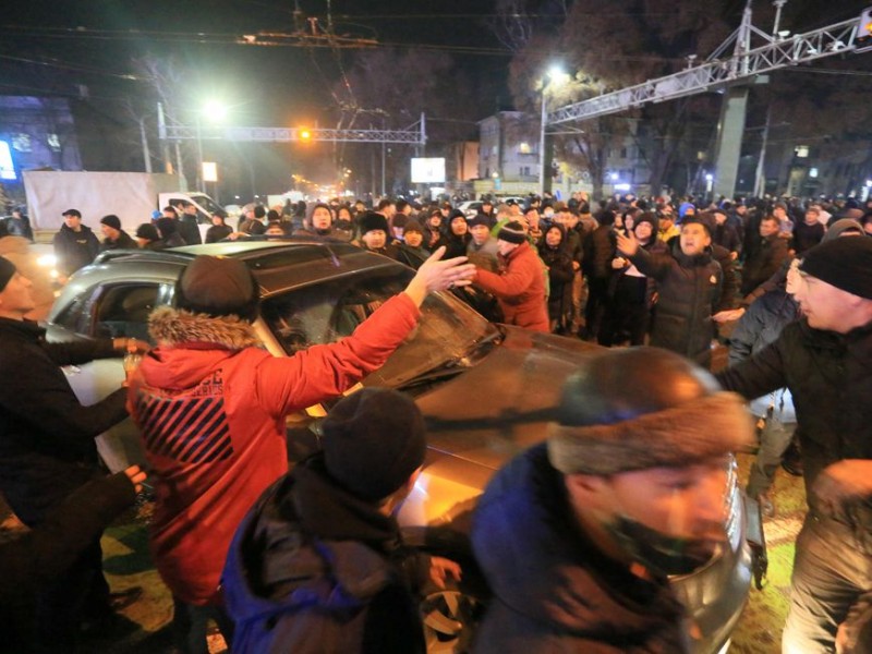 Decretan estado de emergencia en Kazajistán por violentas protestas