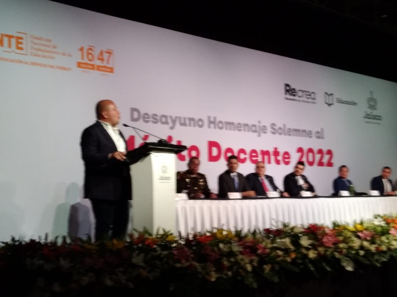 Defenderemos el sistema educativo de Jalisco: Enrique Alfaro