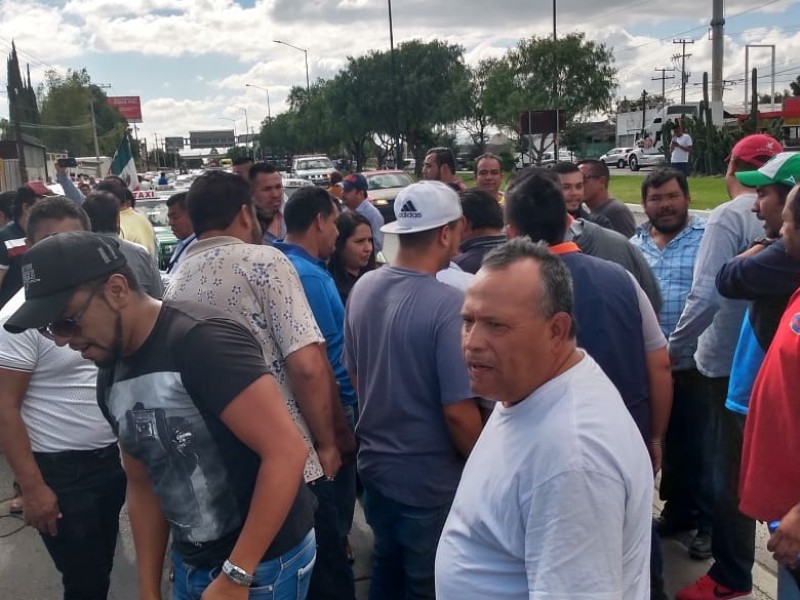 Defraudados e impotentes se sienten taxistas con gobierno