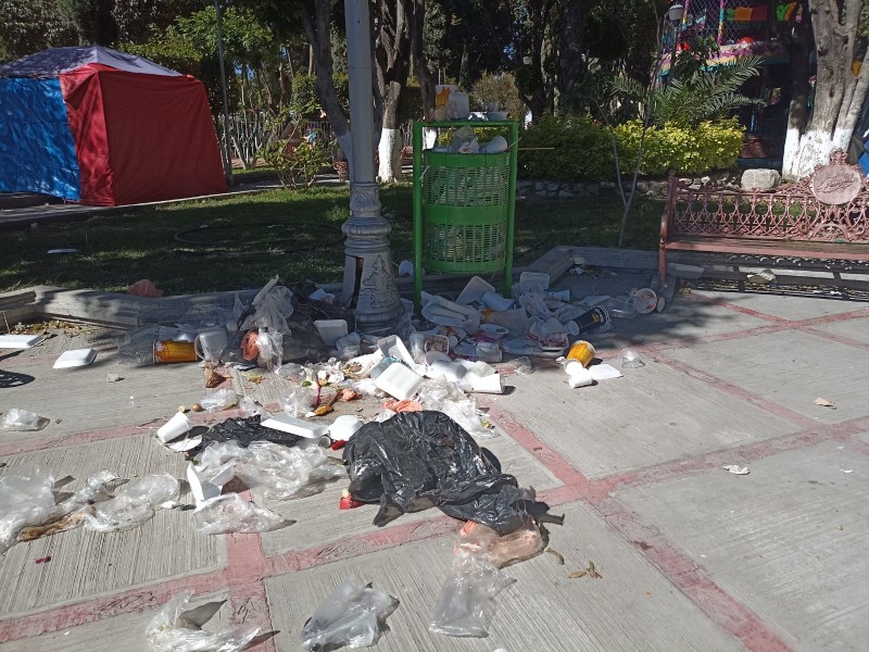 Deja carnaval de Tetitzintla grandes montones de basura