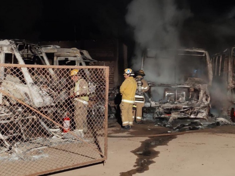 Deja incendio.cinco camiones de personal en cenizas