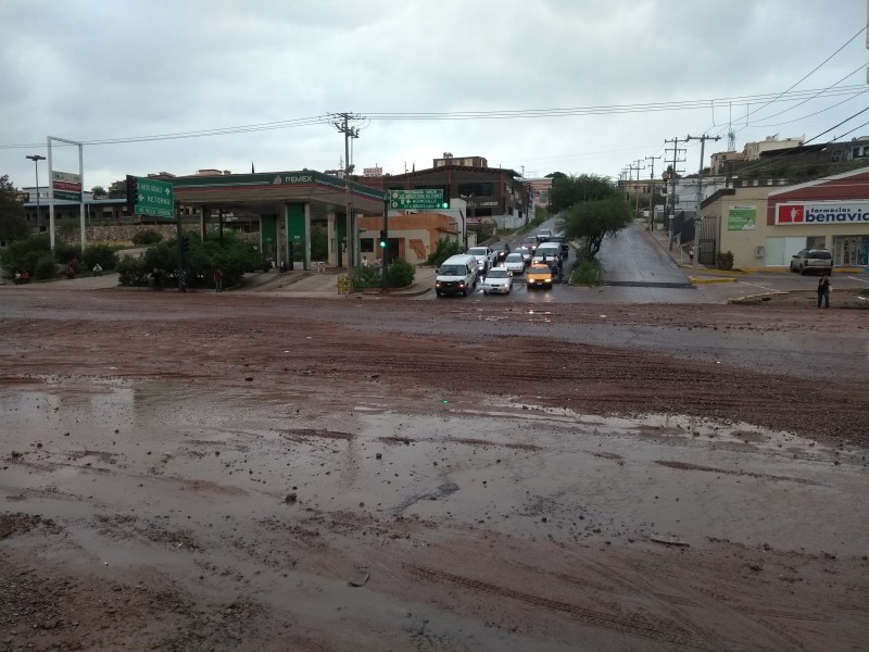 Deja tierra y piedras acumuladas lluvia en calles