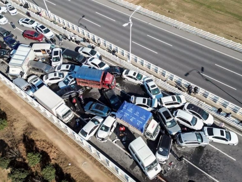 Deja un muerto carambola de 200 autos en China