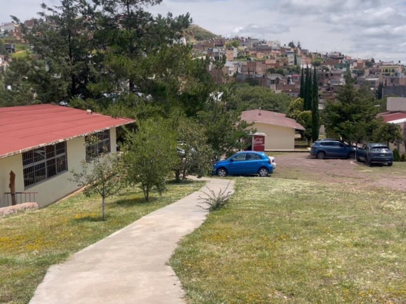 Dejan a oscuras primaria de Guadalupe; cortan cable y roban material educativo