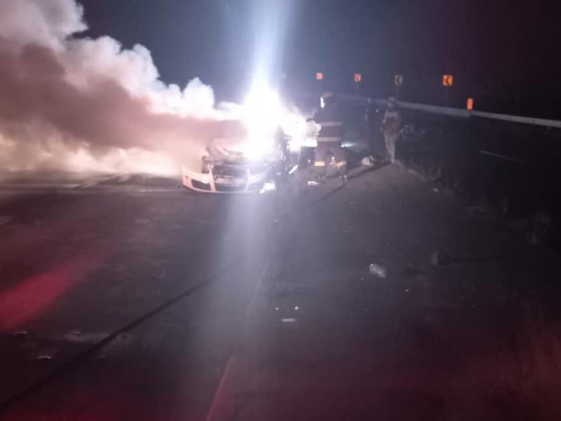 Dejan auto incendiado en carretera de Guadalupe