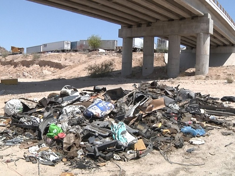 Dejan bulto de basura en el arroyo el cajoncito