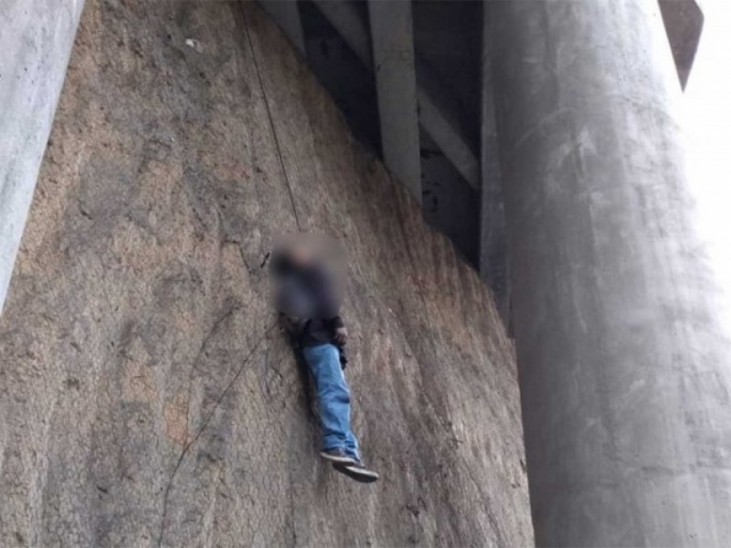 Dejan cadáver colgado en puente de Lomas Verdes