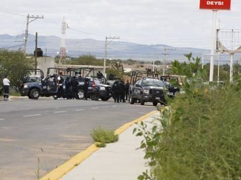 Dejan cadáver en auto en plaza de Pánfilo Natera