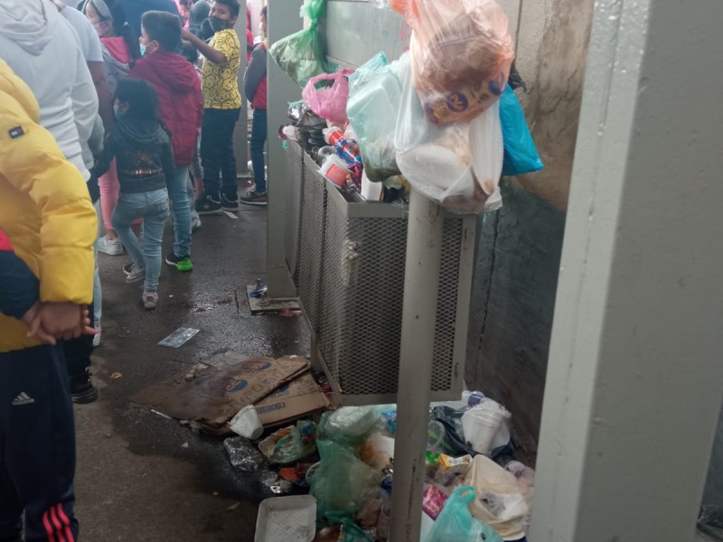 Dejan “Cochinero” de basura en los alrededores de centros de vacunación