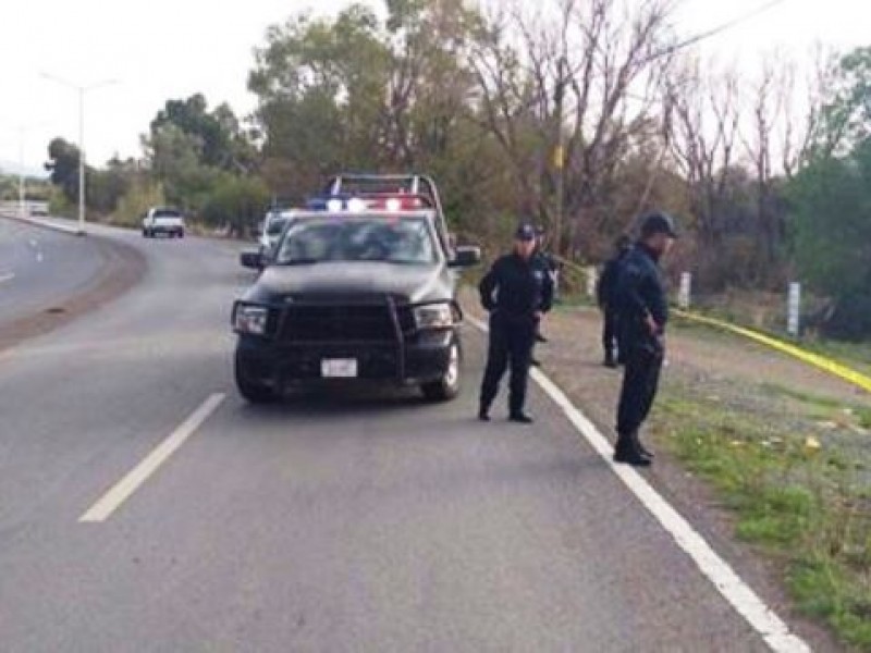 Dejan ejecutados sobre carretera en la capital