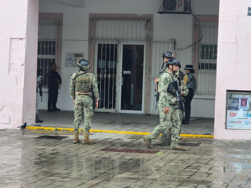 Dejan hielera con mensaje en el Ayuntamiento de Mazatlán