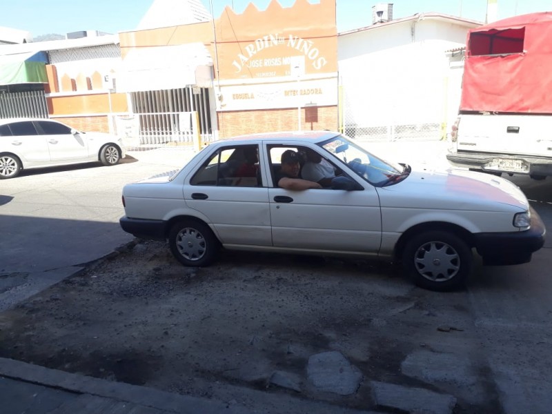 Dejan hoyo del tamaño de automóvil en calle Juan Escutia