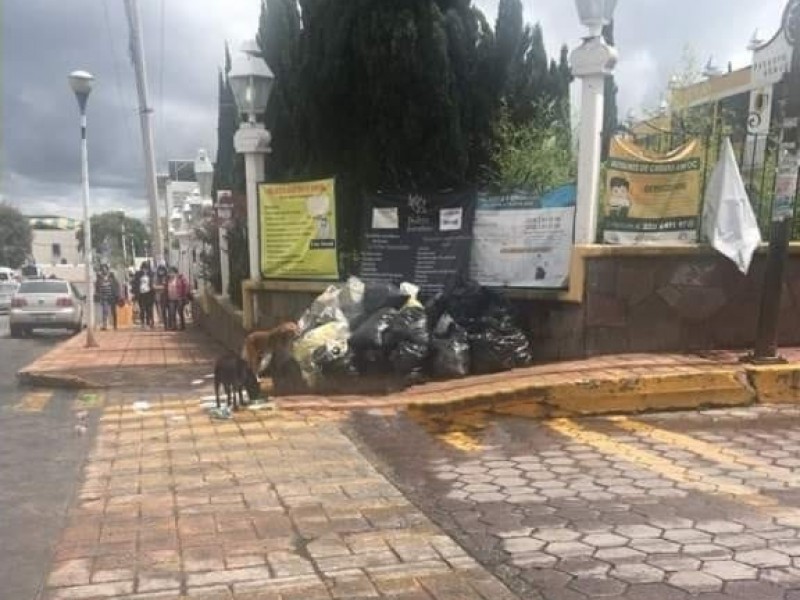 Dejan montoneras de basura frente a presidencia municipal de Acajete