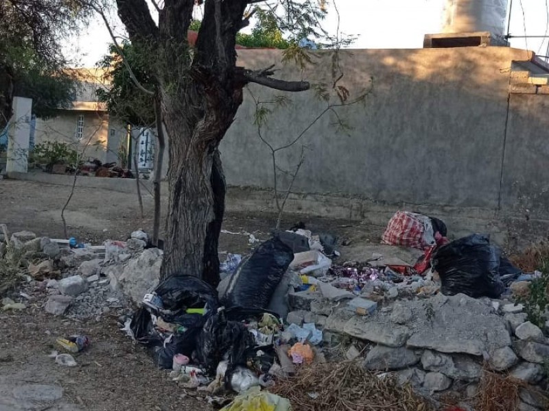 Dejan montones de basura en Villas Universidad 1