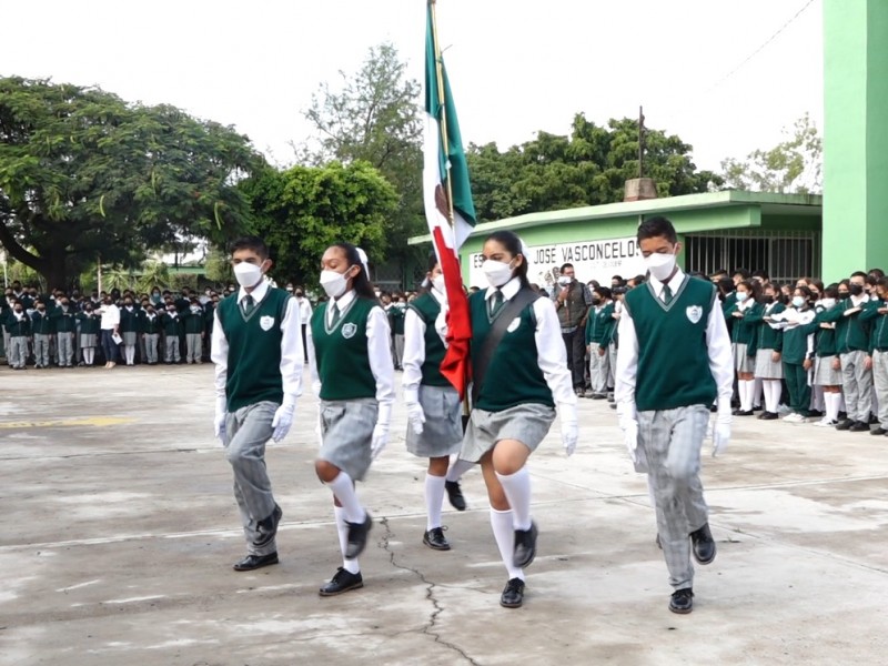 Dejan plantada a Escuela en Ceremonia Cívica