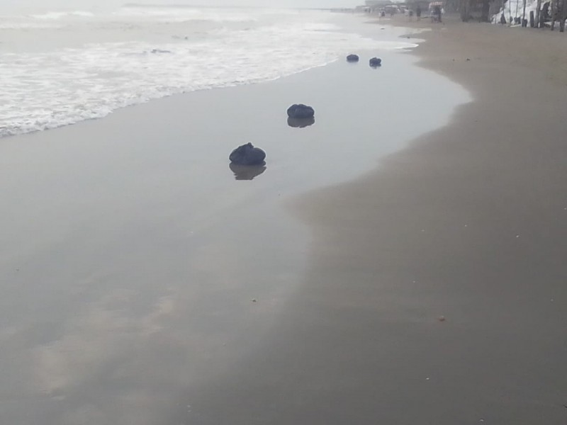 Dejan restos de rituales en playas de Tecolutla
