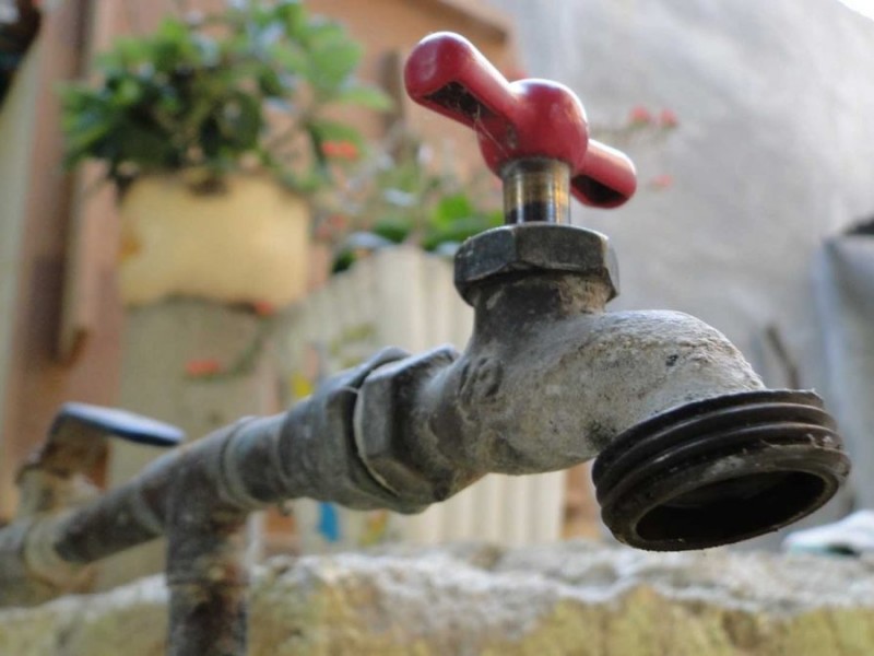 Dejan sin agua a vecinos de Tecomán