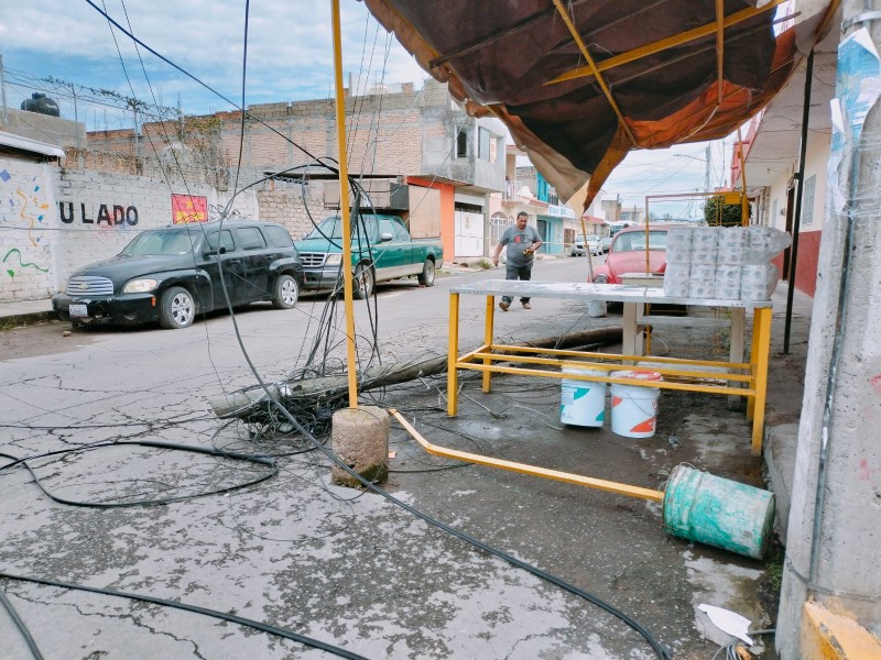 Dejan sin luz y con cables tirados colonia H. Casas