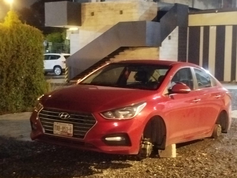 Dejan sobre tabiques un Hyundai en Angelópolis