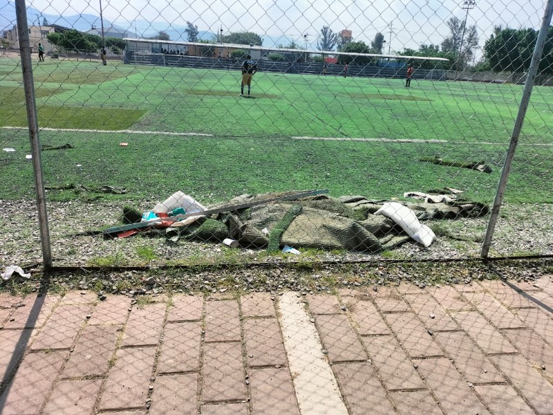 Dejan trabajos a medias en el campo de fútbol infantil