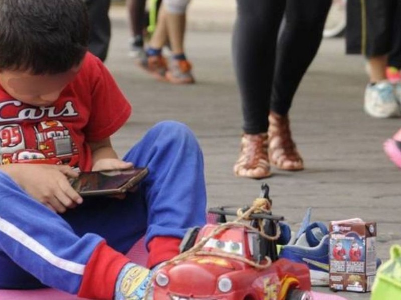 ¿Dejas que tus hijos pasen muchas horas en el celular? ¡Cuidado!