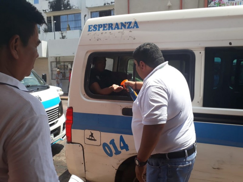 DELEGACIÓN DE TRANSPORTE ZIHUATANEJO ENTREGA GEL ANTIBACTERIAL EN PARADAS