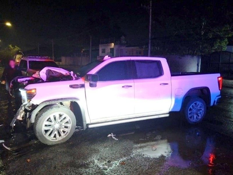 Delincuente estrelló camioneta robada contra caja de un tráiler