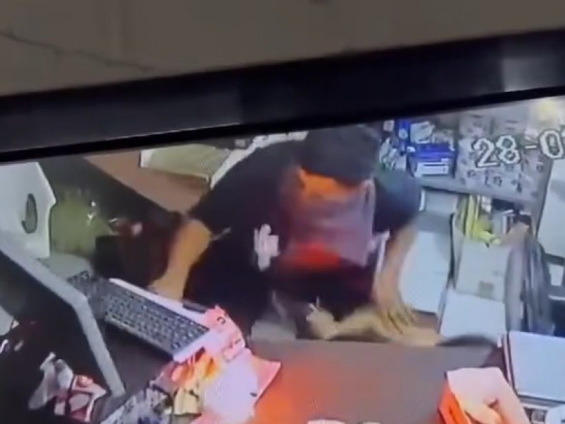 Delincuente golpea a mujer y roba en tienda de Fátima