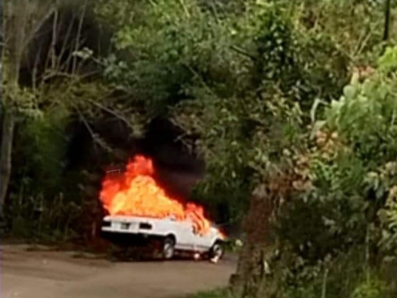 Delincuentes incendian unidad tras oponerse a asaltó en Cuetzalan