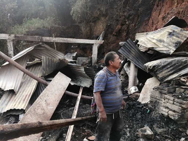 Delincuentes le quemaron su casa, xalapeños buscan ayudarlo