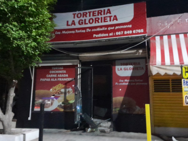Delincuentes vandalizan y queman negocio de tortas en el fraccionamiento Villa Universidad