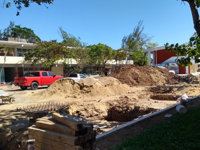 Demandan conclusión de reconstrucción de escuela en Juchitán