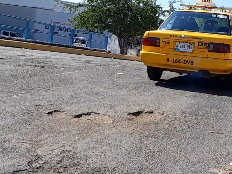 Demandan reparar baches de calle 5 de Mayo, en Colima
