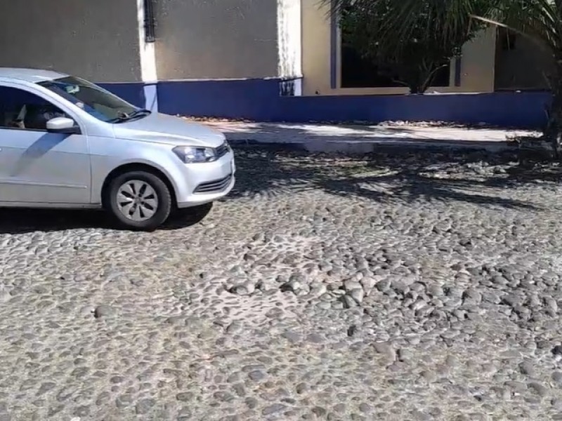 Demandan reparar empedrado de calle 27 de Septiembre, en Colima