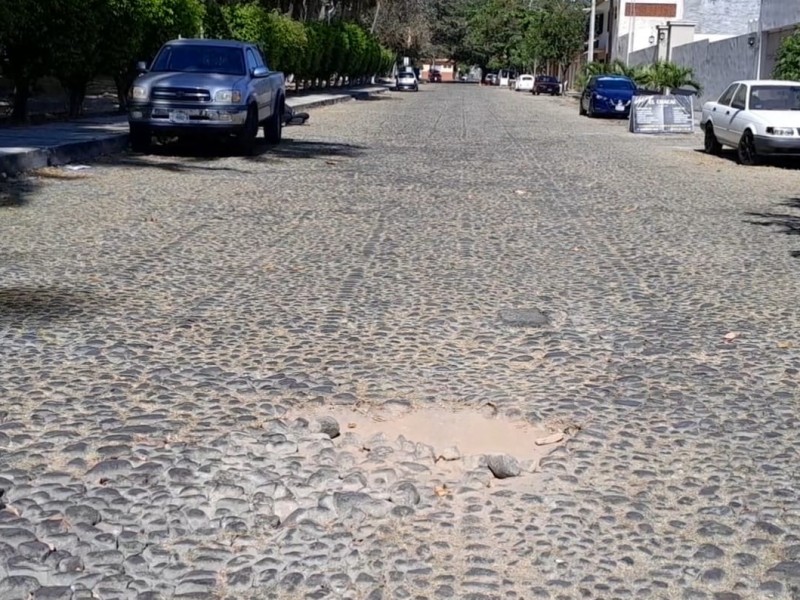 Exigen reparar empedrado de calle Belisario Domínguez, en Colima