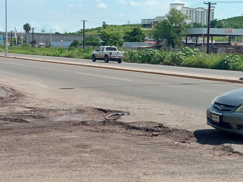 Demandan tapar bache en acceso principal a UAdeO