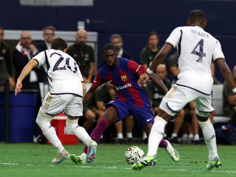 Dembélé hace gira con el Barcelona mientras PSG busca ficharlo