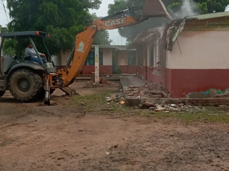 Demuelen aulas de la primaria Benito Juárez en Sinaloa Municipio