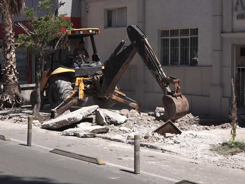 Demuelen banquetas de calzada Colón en Torreón