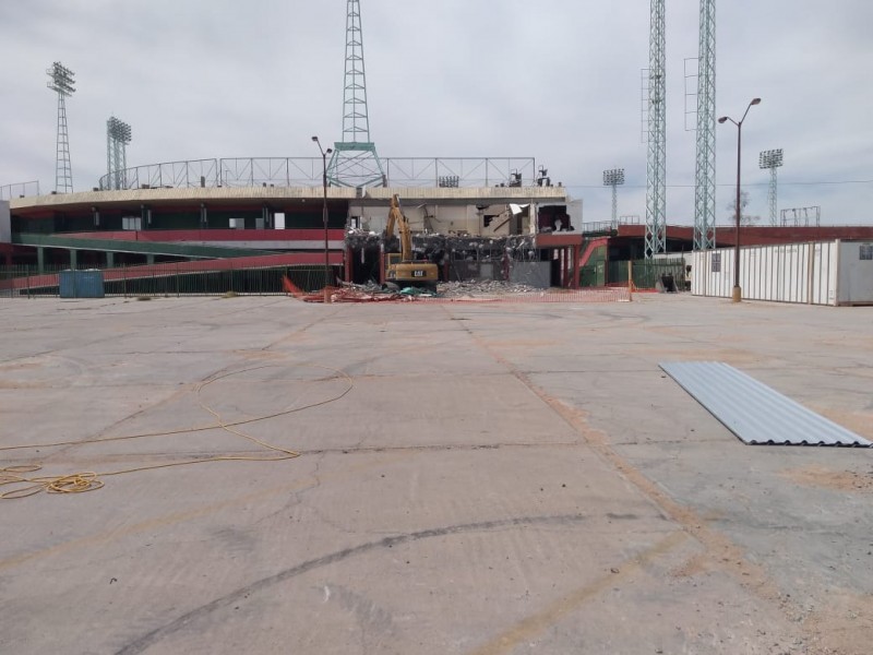 Demuelen una parte de la fachada de estadio 