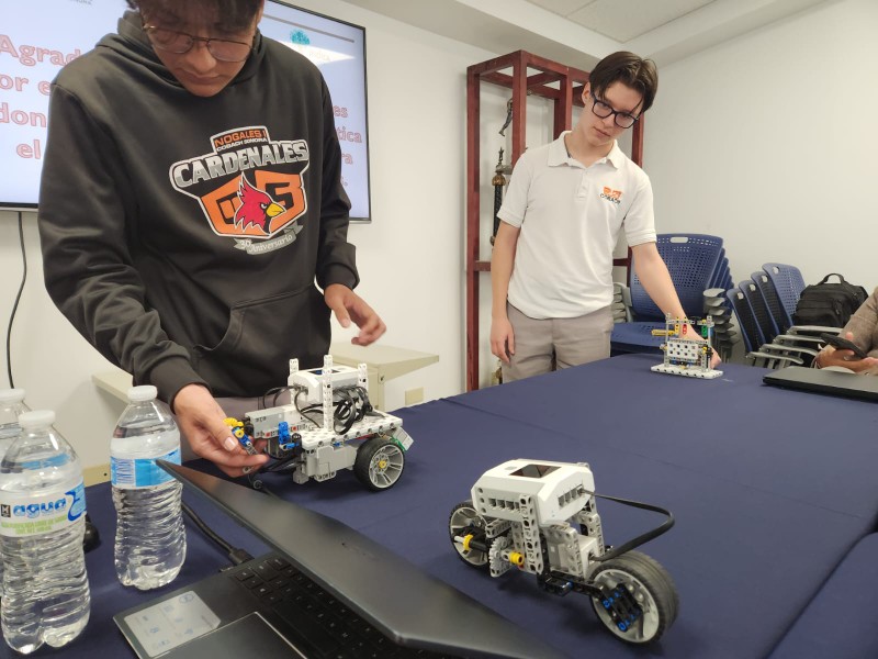 Demuestran jóvenes conocimientos aprendidos en clubes de robótica de Conalep y Cobach