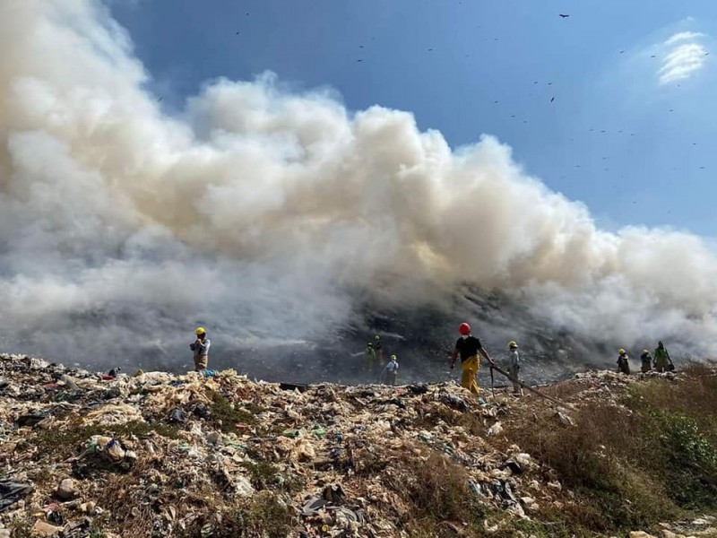 Denso humo cubre Tapachula por incendio en basurero