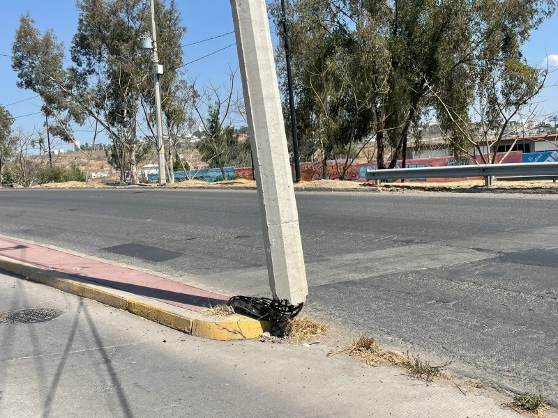 ¡Denuncia! Poste doblado en San Juan Bosco