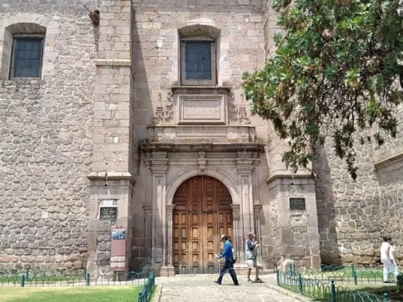 Denuncian suciedad y malos olores alrededor de la biblioteca pública